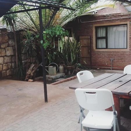 Хостел Tsumeb Backpackers & Safari Экстерьер фото